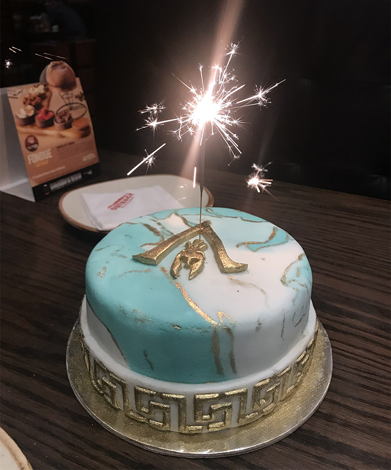 Meu bolo de aniversário com o tema Assassin's Creed Odyssey. Comemorando!